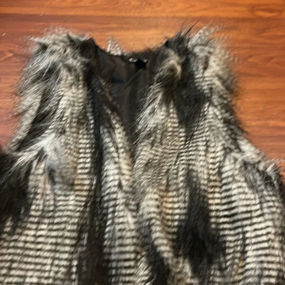 New Addition- NWT- Women’s Fur Vest - Picture 4 of 8